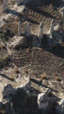 Kaya oluşumlarının insansız hava aracı görüşü, Kapadokya 'nın Türkiye' nin en popüler bölgelerinden biri, doğal taşlardan oluşan doğal turizm merkezi.