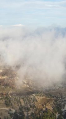 Mavi gökyüzü arka planında beyaz bulutlar, gökyüzünde kümülüs bulutları, bir uçaktan güzel bulutlu manzara, güneşli bir yaz gününde bulutlarla kaplı dünya, uçakla uçmak.