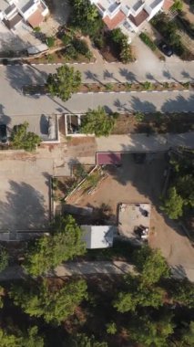 Beyaz Saray mimarisi, yeşil ağaçlar arasında simetrik olarak inşa edilmiş beyaz evler doğayla baş başa bir tatil geçirmek isteyen insanları bekliyor..