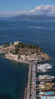 Denizin ortasına inşa edilen şatonun insansız hava aracı görüntüsü, Guvercinada 'nın üstgeçit çekimi önemli bir turistik ilgi merkezi, Kusadasi, Türkiye' den Aydın