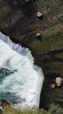 Şelale akıntısı, şelale akıntısı yukarıdan drone 'lu, köpükler harika bir şelale gibi oluşuyor.