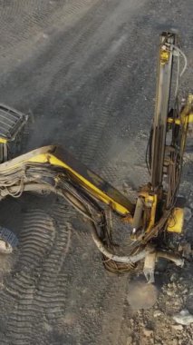 Kazı alanının hava drone görüntüsü, inşaat ekipmanlarıyla kazılmış bir toprak yığını, kuyu kazmak için maden şantiyesinin havadan görüntüsü