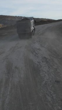 Toprak şantiyesine ulaşmak için inşa edilen yol, büyük kamyonların geçtiği inşaat yolu, insansız hava aracı ile çekilen havadan yapısal alan görüntüsü.