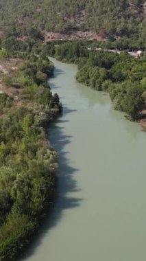 Aerial Goksu nehri, hindideki delta nehri, dere yatağında su akışı, Goksu nehrinin etrafındaki tarım alanları, eteklerdeki dereler.