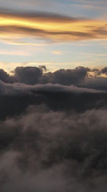 Gün batımında bulutların arasından manzara görüntüsü, tropikal havadaki bulutlar, Amazon yağmur ormanları havası