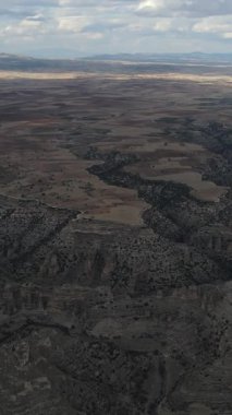 Kanyon, muazzam bir kanyon, eşsiz bir güzellik ve birçok renge sahip panorama videosu, İHA, Ulubey Kanyon Doğa Parkı ve Türkiye 'nin Usak kentinin gözlem noktasından görülüyor.