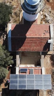 Tepesinde Türk bayrağı sallanan emekli bir deniz fenerinin resmi, yukarıdan yakın plan insansız hava aracı Gelidonya, Türkiye 'den Antalya.
