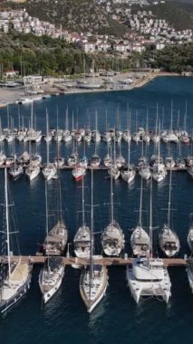 Dağın eteğinde inşa edilen zengin tatil köyünün insansız hava aracı görüntüsü, Akdeniz 'e demirlemiş yatlar ve tatil köyü.