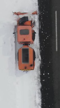 Karla kaplı bir otoyolu açmaya çalışan ağır donanımlı hava aracı görüntüsü, kar temizleme araçları