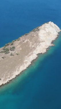 Hava aracı adası, Akdeniz 'in temiz mavi sularının harika manzarası ve adanın üzerinde insansız hava aracıyla güzel bir manzara.