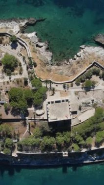 Denizdeki antik mimari harikanın görüntüsü binadan alınıp doğrudan yukarı çıkarıldı, Kusadasi, Aydın Türkiye 'den