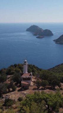 Deniz fenerinin uçurumun kenarındaki eşsiz manzarası, deniz feneri, Gelidonya, Antalya of Turkey 'in gözlerinden deniz ve ada manzarası.