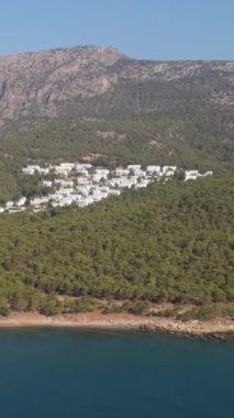 Deniz manzaralı evler, ormandaki evler denizden uzakta inşa edilmiş evler ve yeşil ve mavinin mükemmel uyumu, beyaz evlerin harika manzarası.