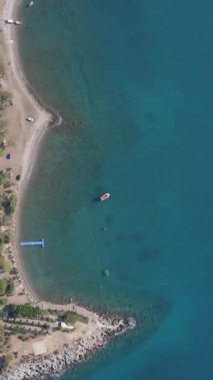 Mavi deniz manzarası, yeşil ve mavinin buluştuğu harika bir deniz ve hava aracıyla harika bir manzara.