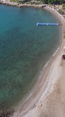 Sahil insansız hava aracı çekimi, ormandaki küçük bir sahil, küçük tekneler ve arabalar, doğal bir çevre, muhteşem bir deniz.