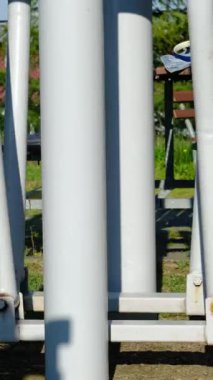 Parkta spor yapan şortlu iki gencin yakın çekim görüntüleri. İnsanlar sosyal parklarda spor aktiviteleri yapıyor.