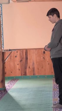 Camide namaz kılan gençlere farklı açılardan bakıldığında, Müslüman erkekler camiye namaz kılmaya gidiyorlar.