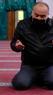 Mescid-i Haram 'da Allah' a ibadet ederken, Müslüman bir adam ellerini kaldırdı ve dua etti. 