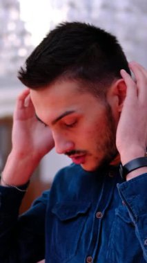 İslam 'a inanan Müslüman erkekler camiye namaz kılmaya giderler. Genç bir adamın mescitte namaz kılmaya başlamasının yan görüntüsü.