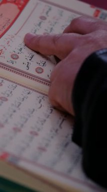 Rahman ve Rahim olan Allah 'ın adıyla (başlamakta) dır. [2,129; 5,109; 5,109; 4,171] {KM, Mezmurlar 13,20}