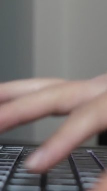 Bilgisayar klavyesinde yazan, bilgisayardan çalışan, klavyeden cümleler giren parmakların resmi