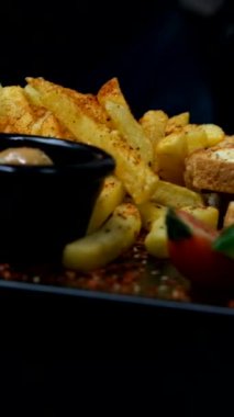 Kahvaltı servisi tabağı, tost ve patates kızartmasının ayrı promosyon görüntüsü, kahvaltılık atıştırmalıkların yavaş çekim sunumu.