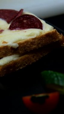 Kahvaltı servisi tabağı, tost ve patates kızartmasının ayrı promosyon görüntüsü, kahvaltılık atıştırmalıkların yavaş çekim sunumu.