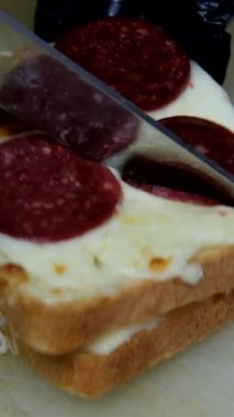 Yavaş çekimde çedar ekmeği, bıçakla yumuşak sıcak tost, lezzetli kahvaltı atıştırmalıkları, bıçakla sıcak çedar peynirli tost, lezzetli fast food