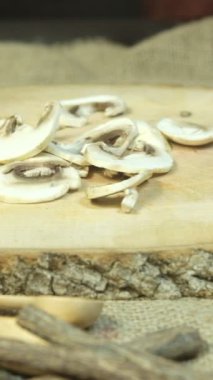 Dilimlenmiş mantarların servis tabağına düşüşünün yavaş çekim görüntüsü, doğranmış sebzelerin görüntüsü, taze ve sağlıklı sebzeler.