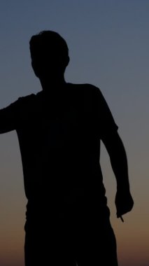 Genç adam otostopçu silueti videoları, açık hava spor aktiviteleri, siyah sarı siluet görüntüler, maceraperest otostopçu