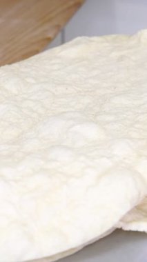 Phyllo ekmeği, fırından sıcak fillo ekmeği, taze pişmiş Türk lavaşı, beyaz sağlıklı ekmek, geleneksel farklı türde ekmek.