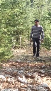 Ağaç elli baltalı adam ormanda yürüyüşe çıkar, orman bakımı, insan ruhunu tanımlamak, doğada çalışmak yorucudur.