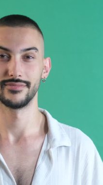 Kazanan erkeğin yüz ifadesi, yumruklar yap ve mutlu ol, başarılı bir ikon göster, genç adam zafer simgesi yapıyor.