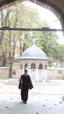 Müslüman Kız Camiyi Ziyaret Ediyor, Osmanlı kültürü Kafkasyalı kız camiyi ziyaret ediyor, tarihi İslami mimariler