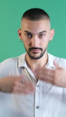 Sizin için ne yapabileceğime dair bir ifade. Yeşil ekranın önünde duran modelin vücut dili, duyguları ve yüz ifadeleri.