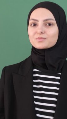 Okey Tabelasını yeşil ekran yapmak, her şey yolunda, korodaki tesettür kızı gülümseme, pozitif genç insan 