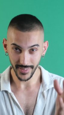Davetiye yüz ifadeleri, erkek modelin benimle gelmesi işareti, iki eliyle, duygularıyla ve yüz ifadeleriyle yeşil ekranın önünde boşalma işareti yapması.