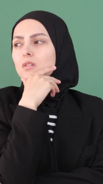 Müslüman kadın yalnız üzüntü, yeşil ekranın önünde endişeli siyah tesettürlü kadın, bu kişi mutsuz ve ciddi hareket ediyor.