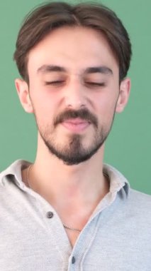 Bir şey kazandığını öğrenen genç beyaz adam, krom anahtarın önünde çok neşeli.