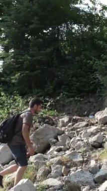 Yürüyüşçü Tırmanış Taşları, doğa kaşifi taşlara tırmanıyor, hafta sonları ormanda vakit geçiriyor, ormanda aktiviteler yapıyor.