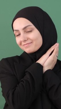 Başörtüsü kızı, lütfen elini imzala, yeşil ekranın önünde bir şey isteyen kız, mutlu yüz ifadesi, krom anahtar izole arkaplan 