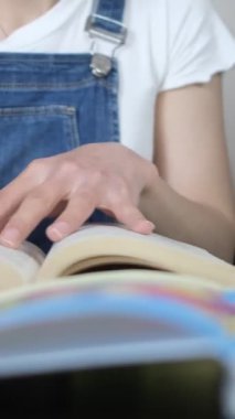 Coğrafya okuyan iki genç kızın yakın çekimi, haritalar üzerine ev ödevi, ülke haritaları üzerine özel dersler, harita ve kalem kullanarak ödev yapan iki kız.