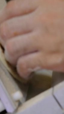 Pita, erkek eli hamuru hazırlıyor pide videoları, ekmek makinesi, krema hamuru, el yapımı sağlıklı yiyecekler yapıyor.