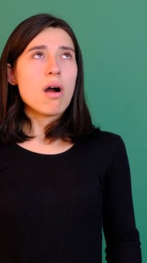 Yeşil ekranın önünde hasta olan genç bir kız. Grip bir kış hastalığıdır. Bu yıl dünya koronavirüsü.