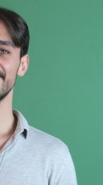 Pozitif tatmin olmuş sakallı adamın portresi sol tarafı gösteriyor, kroma tuşunun önünde fikir sunumu için boş kopya alanı gösteriyor