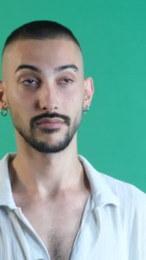 Sağ köşeyi gösteren adam, sağ köşeyi gösteren reklam resmi, yeşil ekranın önünde çekilmiş yüz ifadeleri.