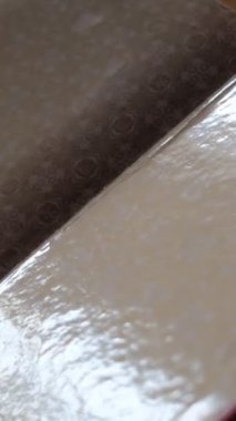 Rahman ve Rahim olan Allah 'ın adıyla Kur' an 'ın ayetlerinin okunduğu Mescid-i Haram' ın sayfalarını değiştirip dururlar.