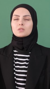 Müslüman kadın yorgun yeşil ekran, erken uyanan genç, yeşil arkaplan önünde uyuyan kız