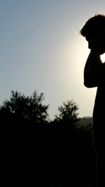 Siluet adam namaz videoları, inanç ve dua, bir Müslüman olarak ibadet, dinler ve onların ritüelleri, açık havada ayin yapmak