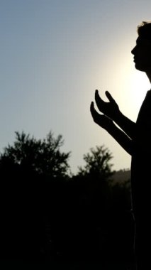 Siluet Müslüman adam namaz videoları, inanç ve dua, bir Müslüman olarak ibadet, dinler ve onların ayinleri
